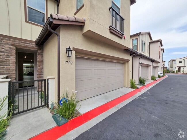 Building Photo - Highly upgraded townhome in Carlsbad