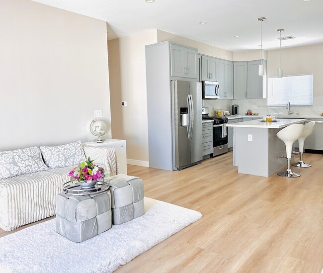 Building Photo - 8436 Oakdale Ave