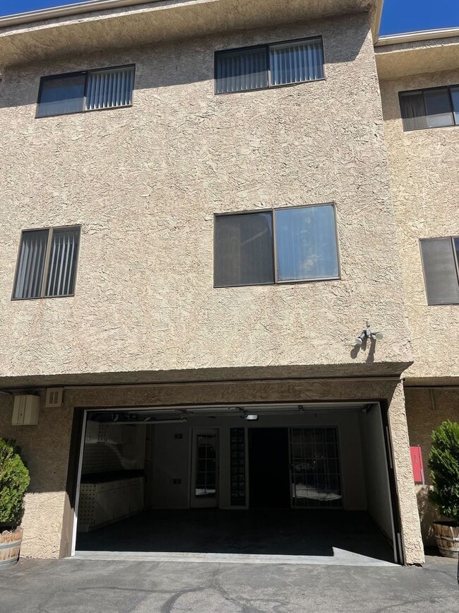 Building Photo - Beautiful 3-Bed/3-Bath Van Nuys Condo – Sp... Unit E