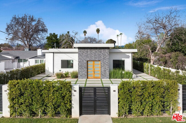 Building Photo - 22931 Dolorosa St