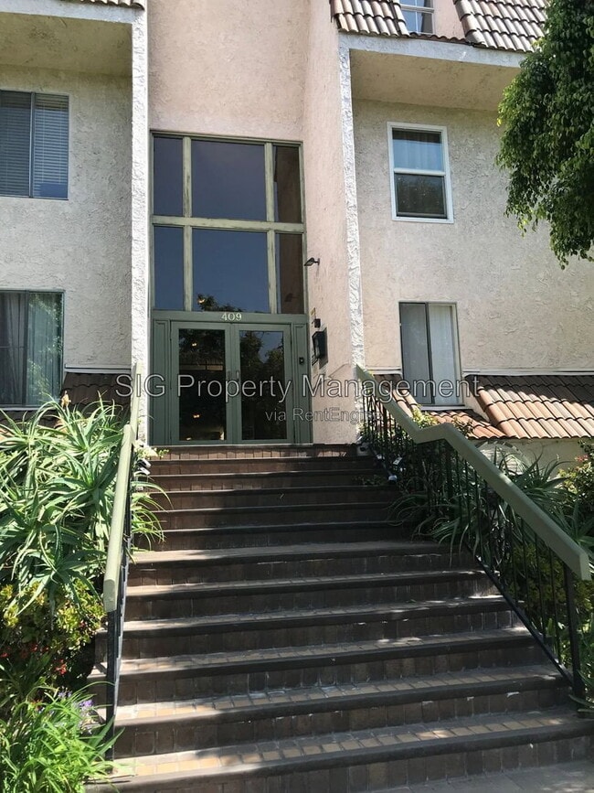 Building Photo - 409 Burchett St Unit 104