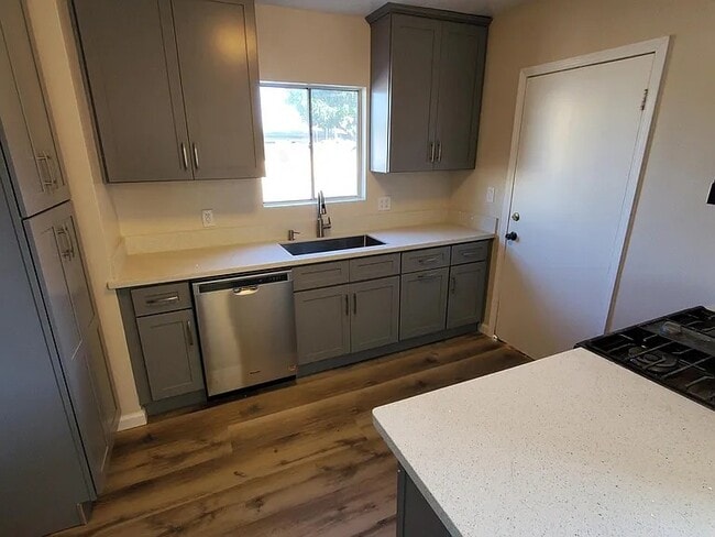 Eshelman Flats - Eshelman Flats Apartments