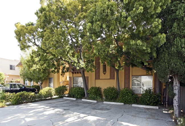 Primary Photo - 4627 Campus Ave Apartments