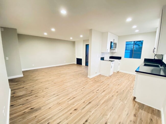 Building Photo - Beautifully remodeled spacious 1 Bedroom r... Rental
