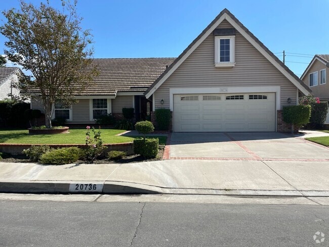 Building Photo - Gorgeous 4 Bedroom 2 Bathroom Home with Lo...