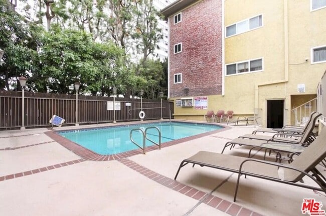 Photo - 1262 S Barrington Ave Unit 203