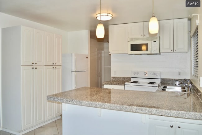 Building Photo - 5462 Adobe Falls Rd Unit 7