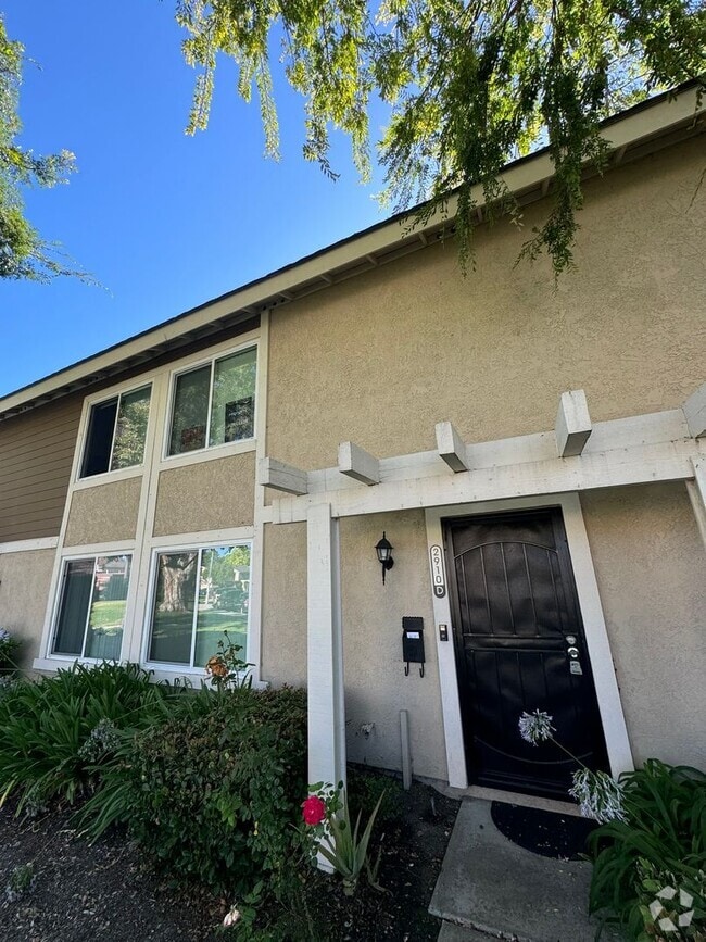 Building Photo - 3 Bed | 1.5 Bath Townhome with Garage in S...