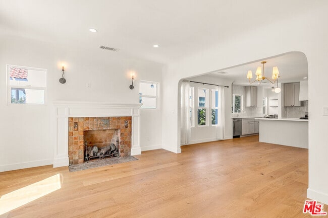 Building Photo - 2032 S Palm Grove Ave Rental