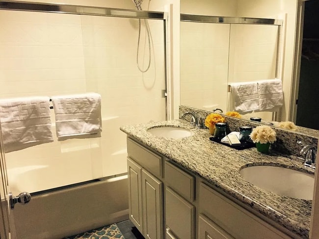 Master bathroom - 3984 Polk St