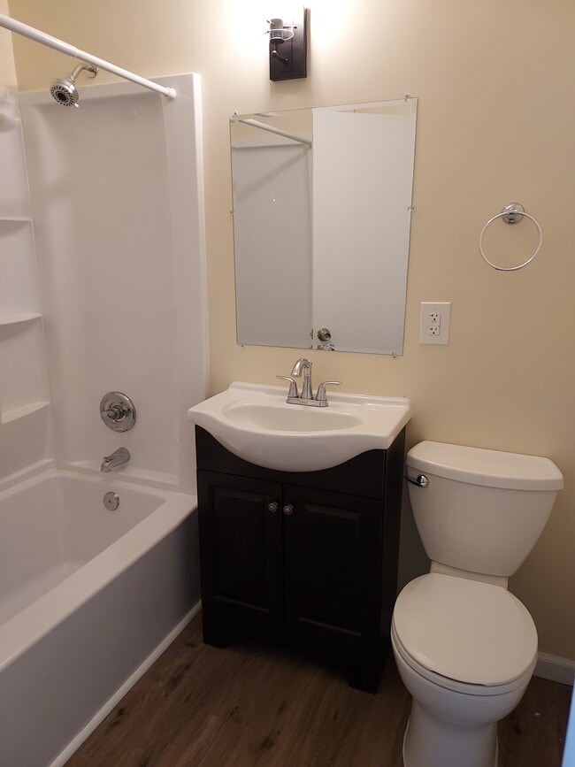 new bathroom - 6043 Romaine St Unit 6