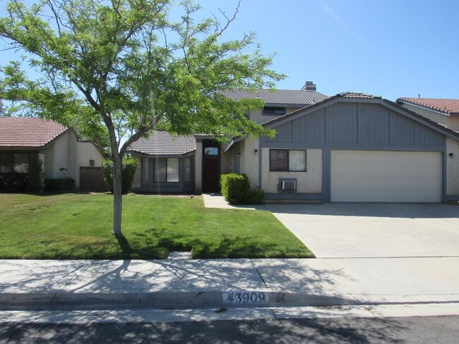 Building Photo - West Lancaster Home