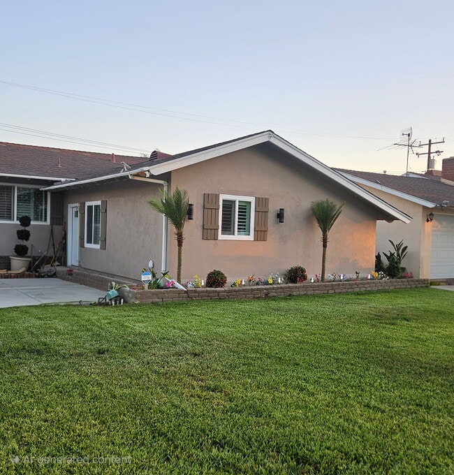 A Single bedroom attached to main house - 1205 W Vesta St House