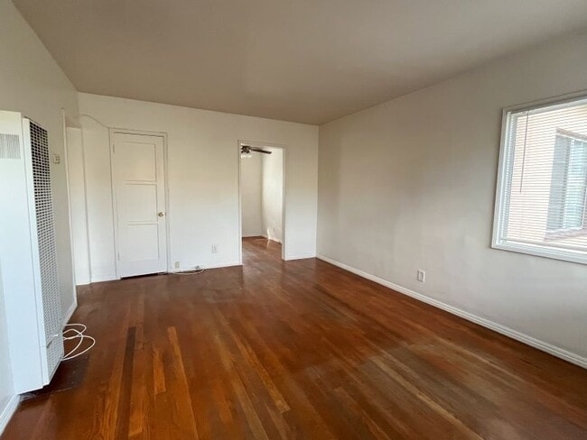 Building Photo - 2444 Oak St Unit C