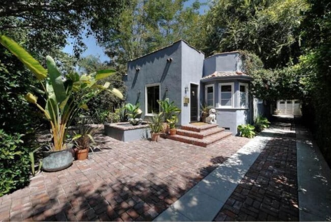 Building Photo - 624 N West Knoll Dr Unit House