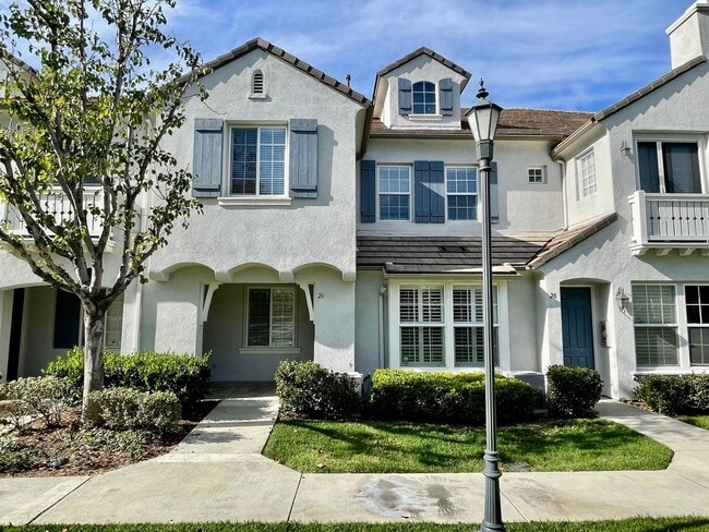 Building Photo - Gorgeous Townhome in Northpark Square