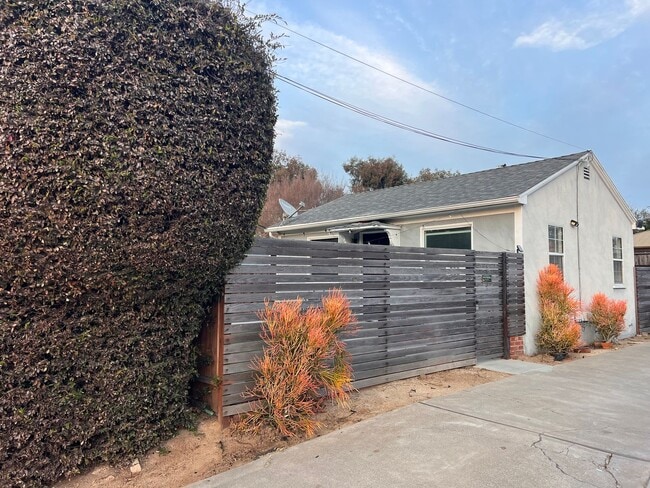 Building Photo - Cozy Cottage with large fenced yard, patio