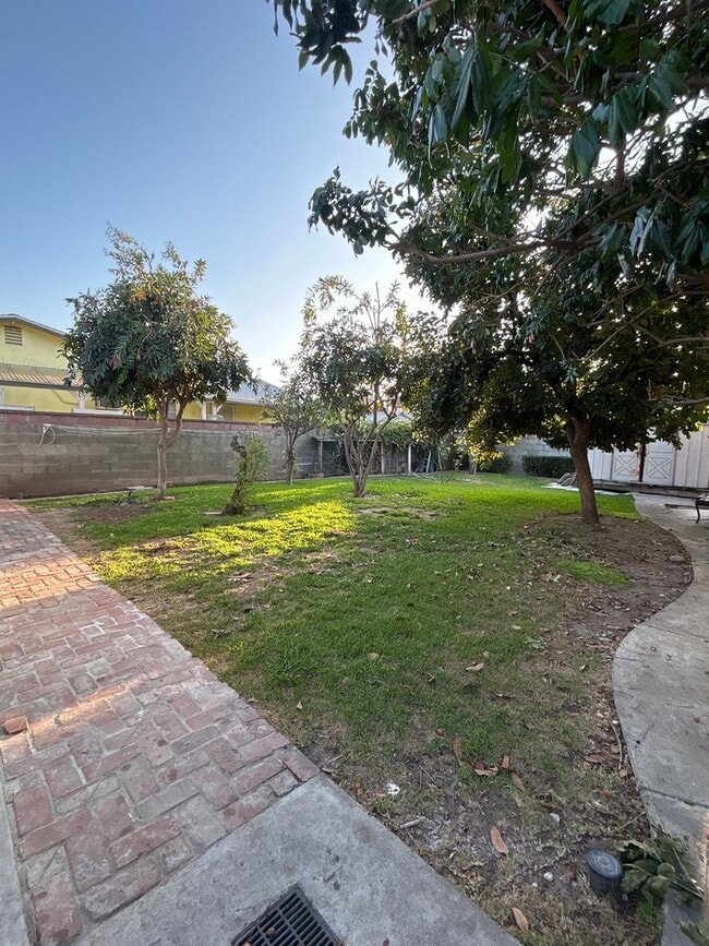 Building Photo - 7549 3/4 Garvalia Ave.