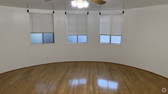 Building Photo - 5034 Newcastle Ave Unit 5034 Newcastle Ave Rental