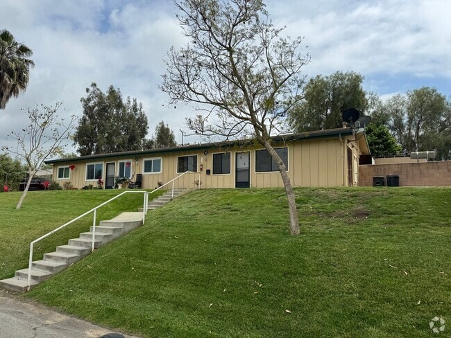 Building Photo - Charming 2-Bedroom Duplex on a Tranquil Ho... Rental