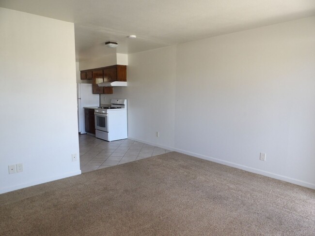Photo - 504 1/2 W. Walnut #A Unit 504 1/2 W. Walnut #A