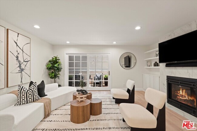 Building Photo - 853 Larrabee St Unit 14 Rental