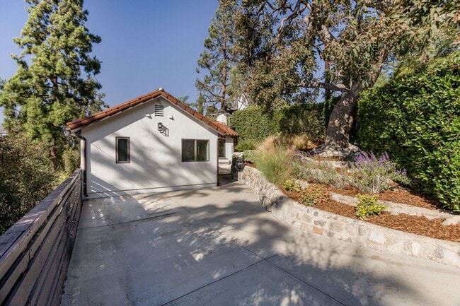 Building Photo - Charming Spanish Style Home in Silver Lake...