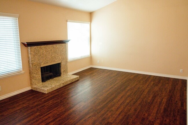 Building Photo - Spacious 4 Bed / 2 Bath Pool Home in Prime Corona Location!