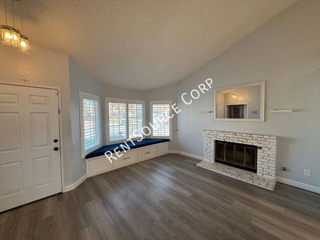 Photo - 1940 Simsburry St