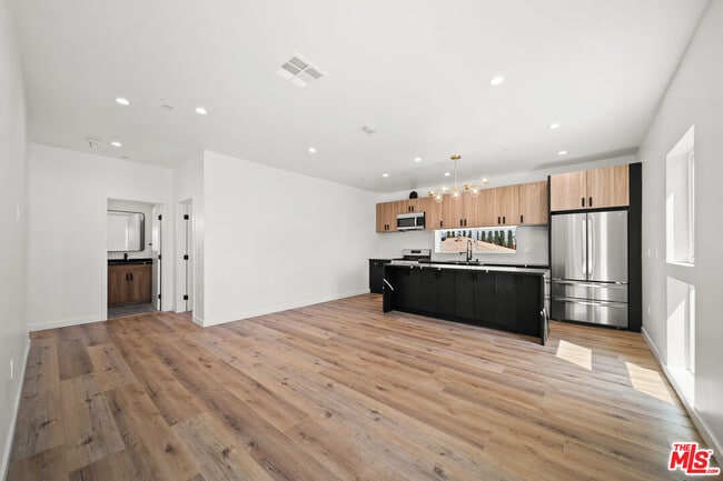 Building Photo - 6049 Craner Ave Unit 2