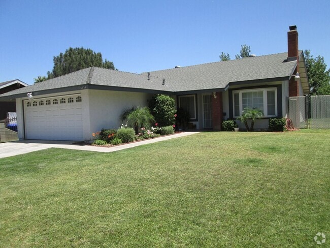 Building Photo - 3 BEDROOM 2 BATH HOUSE WITH 2 CAR GARAGE $...