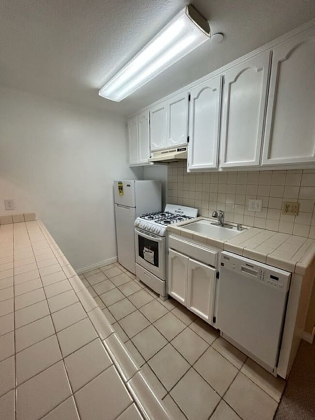 Photo - Los Caballeros #319 Unit 319