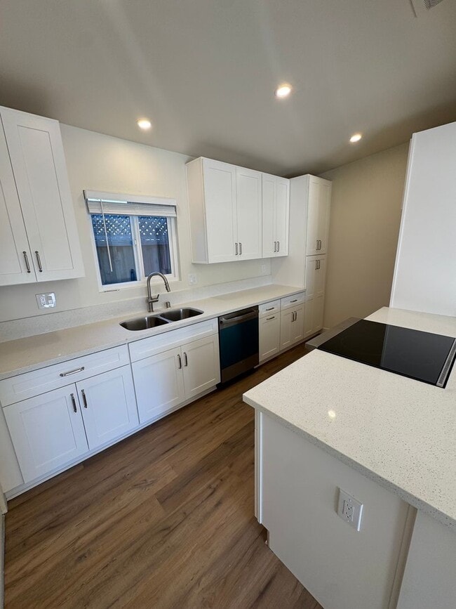 Building Photo - 263 E 21st St Unit B