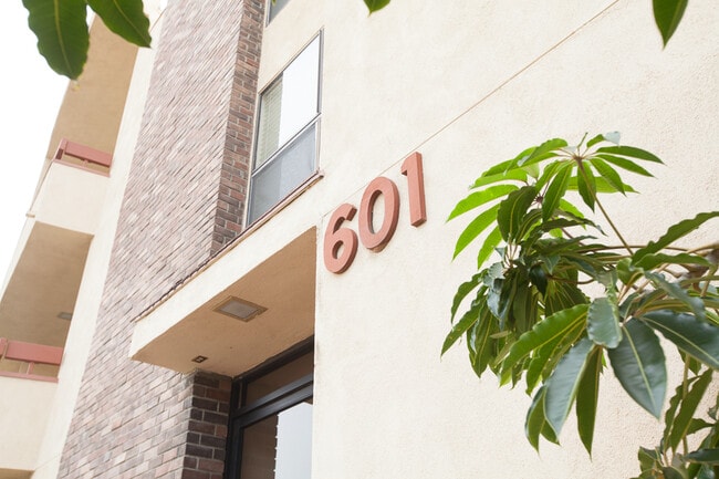 Photo - 601 Westholme Ave Apartments Unit 201