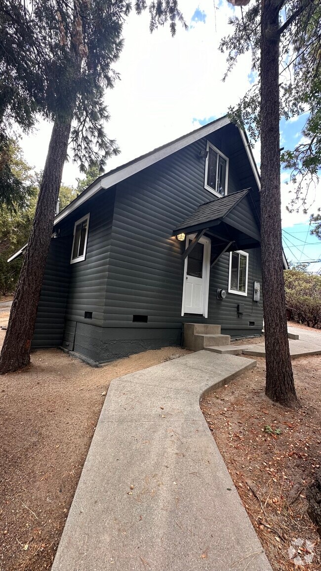 Building Photo - 52727 Pine Cove Rd Rental