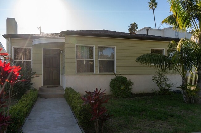 Building Photo - 2431 Walgrove Ave Unit 2431 Walgrove Ave