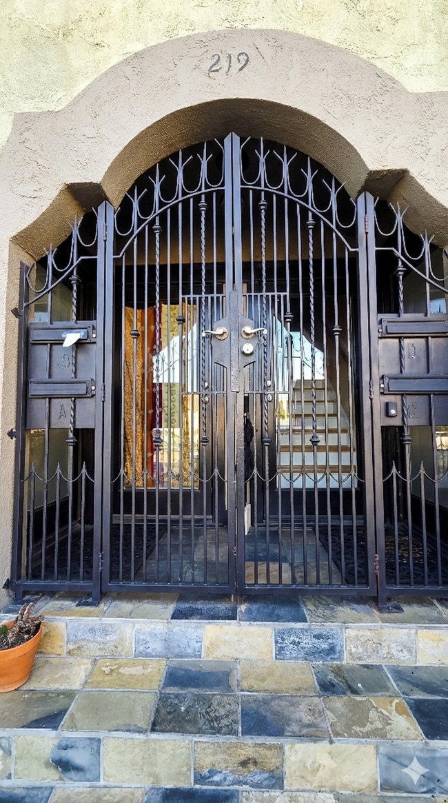 Gated and secure building - 219 Redondo Ave