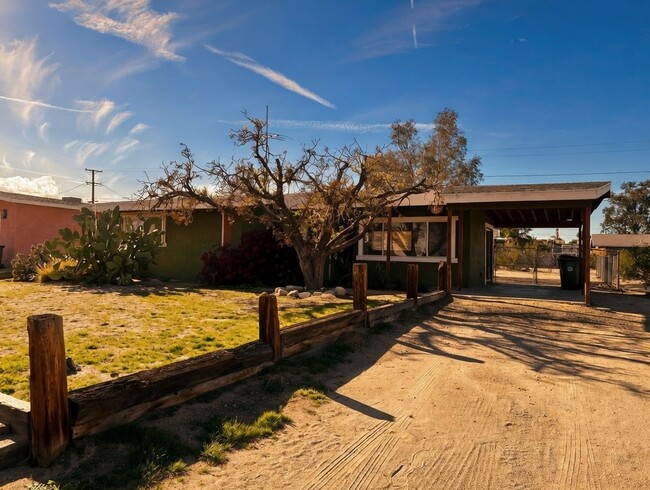 Building Photo - 2 Bedroom 1 Bath - Clean and Close To 29 Palms Marine Base