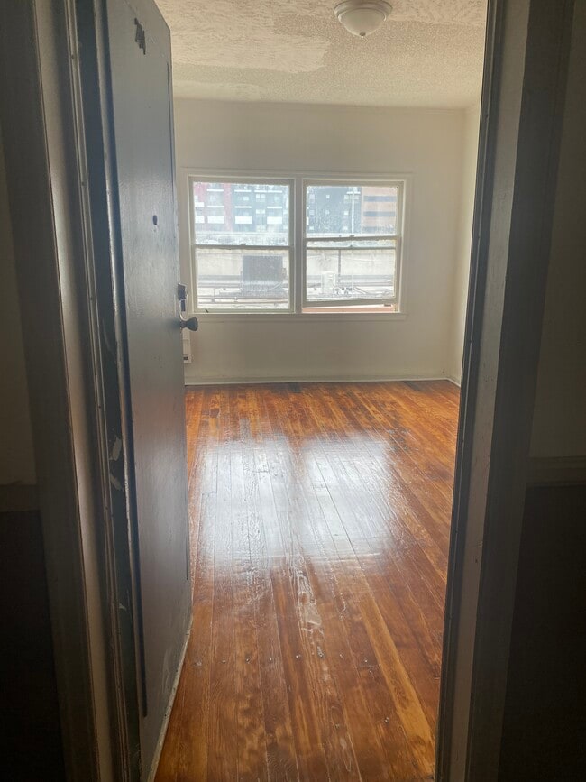 Building Photo - 545 S Hobart Blvd Unit 204