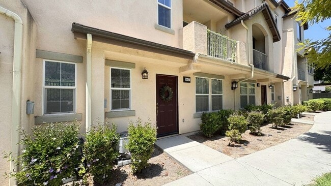Building Photo - Beautiful Tri-Level 3BD/2BA Townhome in Greystone at Eastlake – Eastlake Chula Vista