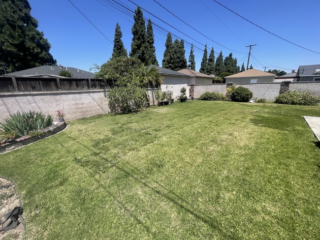 Photo - 5325 Dunrobin Ave