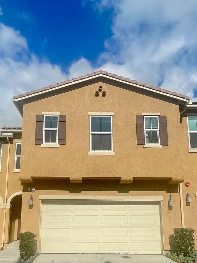 Building Photo - 3 Bdrm, 2.5 Ba Townhouse w/2 Car Attached Garage Available For Rent