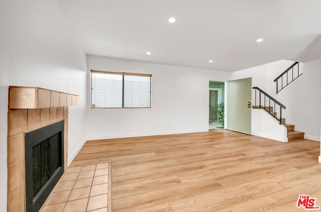Photo - 22135 Burbank Blvd Unit 4