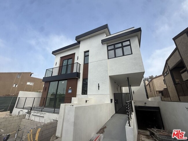Building Photo - 3844 Bentley Ave