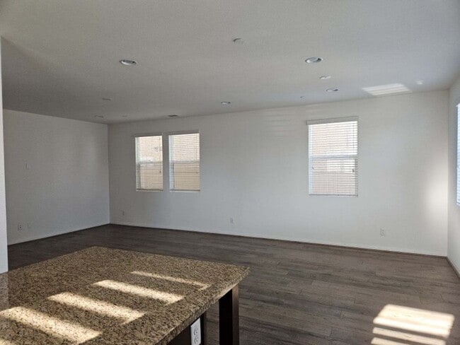 Photo - 3 bed, 2 1/2 bath home in Los Agaves Community!