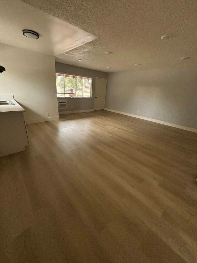 Building Photo - 12738 Oak St Unit 8