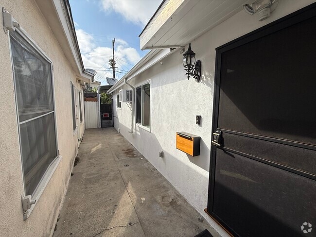 Building Photo - 12317 Culver Blvd Rental