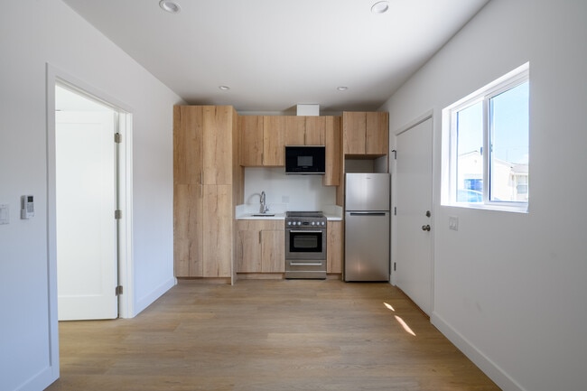 Building Photo - 7233 Normandie Ave Unit 7241 Rental