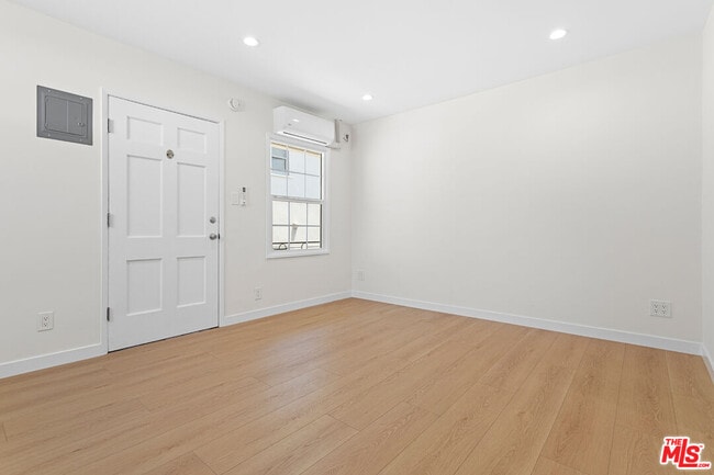 Photo - 345 N Sycamore Ave