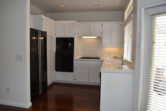 Building Photo - 2 Bed/ 2.5 Bath- Dual Master Townhome in U...
